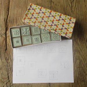 Pack Vintage Portugués Agatha de 10 sellos de goma didácticos con caja de cartón original. Coleccionable. Timbres didácticos