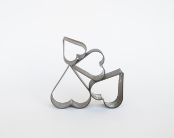 Juego de 4 moldes para hornear de cortadores de galletas de corazón A Metalúrgica portuguesa antigua. Decoración de cocina. 4 empute-pièces coeur moules à pâtisserie