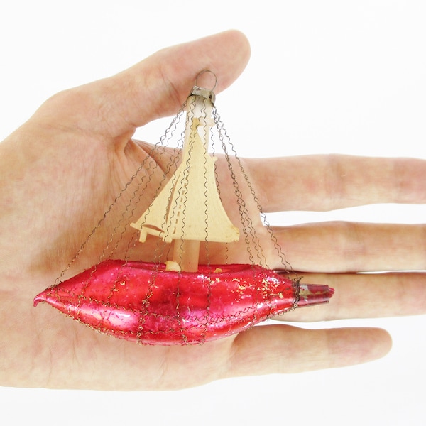 Antique German Sebnitz Dresden paper red mercury glass wire wrapped Sailboat Christmas tree ornament. Voilier ornement d'arbre de Noël