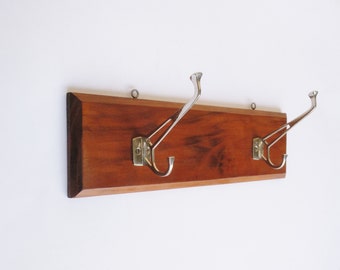 Antieke Art Deco dubbele kledinghaakhanger voor aan de muur. Huisdecoratie. Patère dubbel