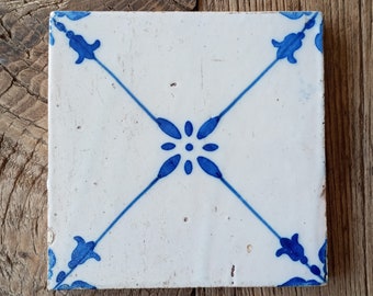 Antigua baldosa cerámica azul y blanca de la Fábrica das Devezas portuguesa. Decorativo. Coleccionable. Carreaux céramique