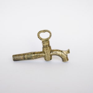 Antique wine barrel cask brass tap. Wine related collectible. Industrial decor. Home decor. Spaces decor. Robinet de vin