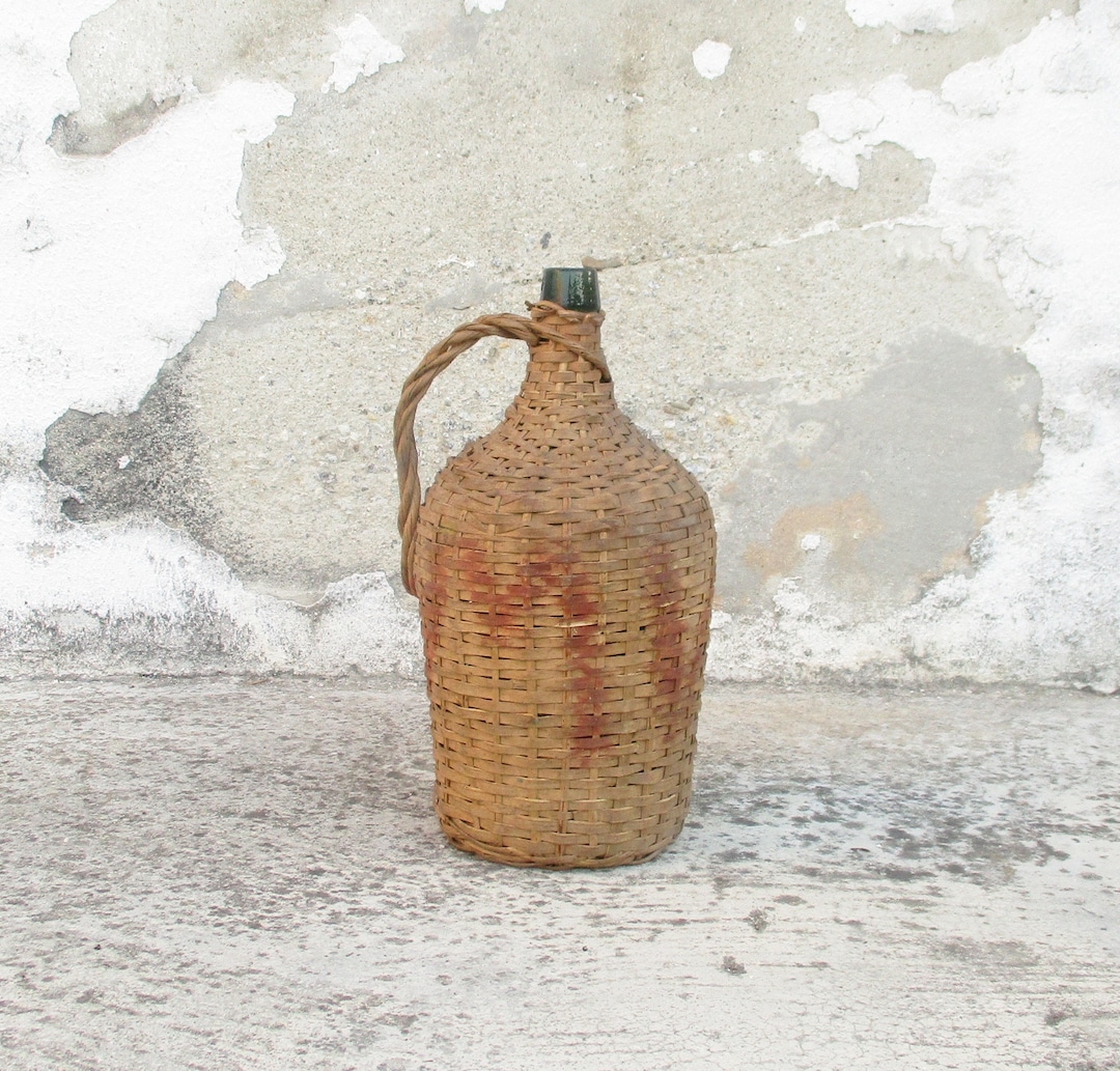Garrafão de vinho antigo em vidro e vime com uma alça. Decorativo ...