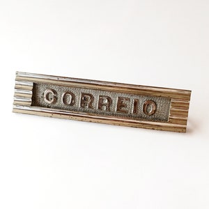 Antieke verchroomde messing brievenbus met brievensleuf 'Correio' in reliëf in het Portugees. Architecturale hardware. Fente de courrier de lettres