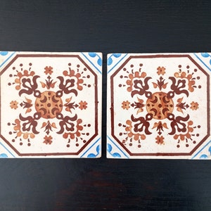 Antique Portuguese Fábrica das Devezas polychromed vegetalist ceramic pair of tiles. Decorative. Paire de carreaux de céramique