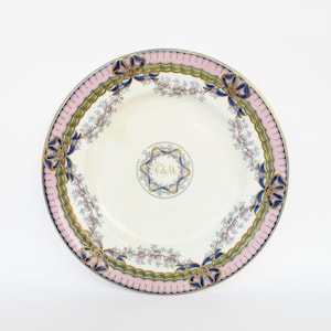 Antyczny angielski talerz ceramiczny Hope & Carter. Okres 1862-80. W centrum monogram rodziny europejskiej. Assiette en ceramique anglaise