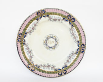 Piatto in ceramica antica inglese Hope & Carter. Periodo 1862-80. Monogramma della famiglia europea al centro. Assiette en céramique anglaise