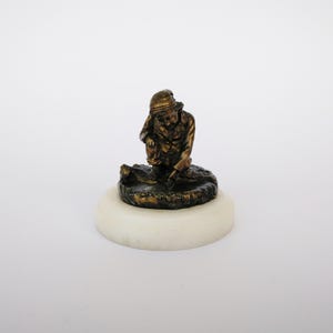 Scultura antica in bronzo dorato di un ragazzo con base in marmo bianco. Da collezione