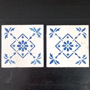 Vintage Portuguese white and blue pair of ceramic tiles. Decorative. Collectible. Paire de carreaux céramique
