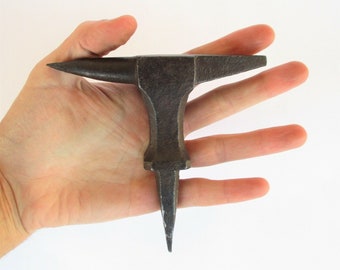 Antique watchmakers jewelers goldsmith and kindred trades iron anvil. Horlogers bijoutiers orfèvre enclume en fer