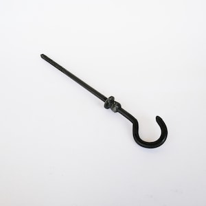 Puede incluir: Gancho de tornillo de metal negro con un eje roscado y un gancho curvo en el extremo.