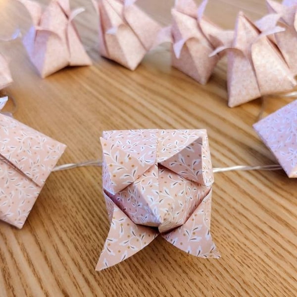 Guirlande lumineuse origami fleurs de lotus roses