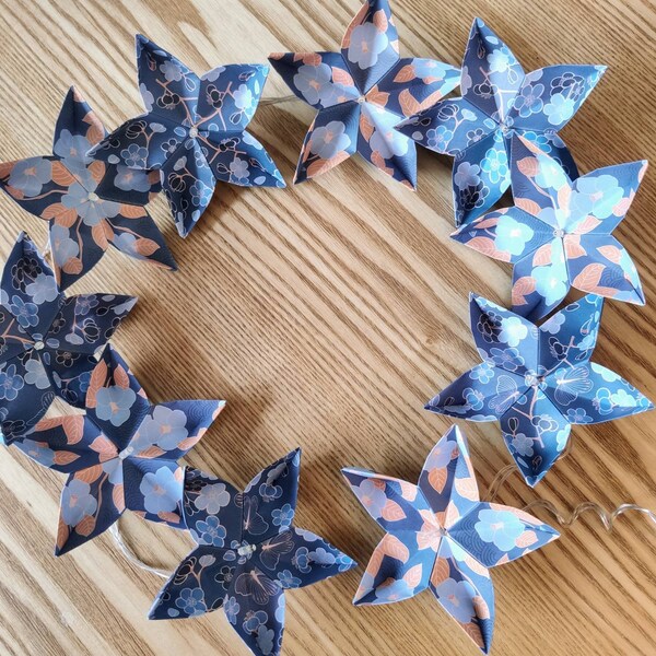 Guirlande lumineuse origami fleurs bleues