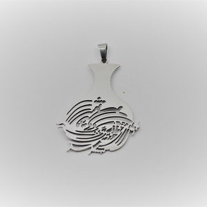 Peut inclure: Pendentif argenté en forme de vase, orné d'un motif de vagues et d'une calligraphie stylisée. Le pendentif est doté d'une boucle pour une chaîne. Le design est découpé, créant un effet ajouré.