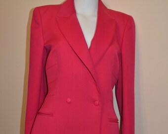 Op de afbeelding: Een felroze blazer met dubbele rij knopen, lange mouwen en een reverskraag.