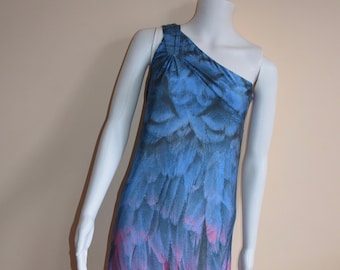 Puede incluir: Un vestido de un solo hombro con estampado de plumas azules y rosas. El vestido es sin mangas y tiene una silueta ajustada.