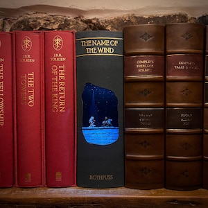 Cantinho do Livro "O Nome do Vento" feito à mão | Kvothe & Auri