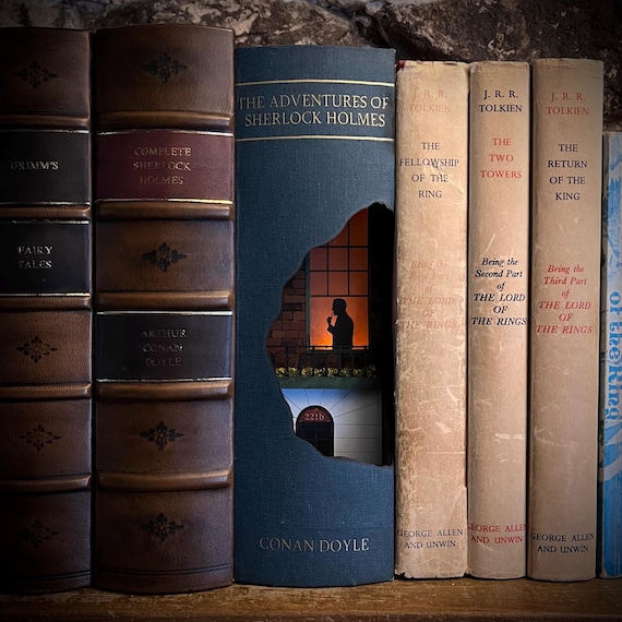 Sherlock Holmes Book Nook, 221B Baker Street Miniature Scene, LED Bookshelf Decoration