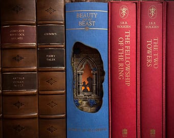 Rincón de lectura de La Bella y la Bestia hecho a mano con luz LED