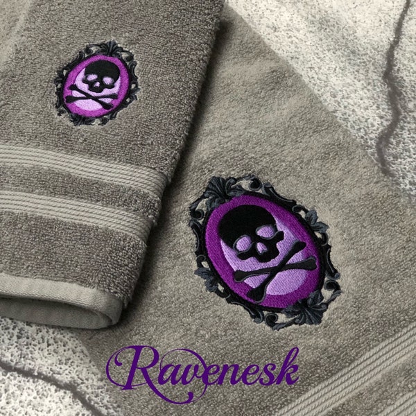 Juego de toallas de baño Skull Cameo, decoración de calavera, gótico victoriano, decoración de baño gótico, Ravenesk, decoración púrpura, calaveras