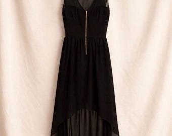 Vestido negro asimétrico de Whimsigoth con espalda descubierta, de gasa y malla, talla M.