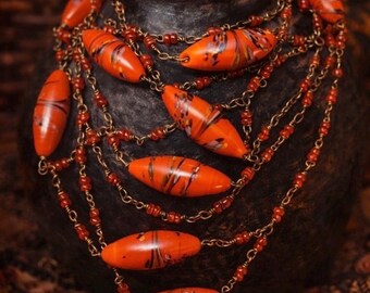 Collar vintage de cuentas de vidrio soplado naranja – Cadena de latón llamativa de estilo bohemio tribal en capas