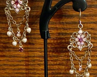 Pendientes colgantes góticos románticos vintage de los años 90, estilo Fairycore de Michal Negrin, con cristales rosas y perlas de imitación.