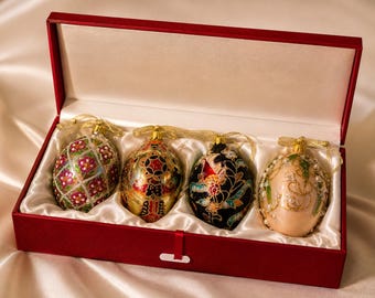 Juego de 4 adornos de huevos de cristal estilo Fabergé pintados a mano por Joan Rivers en caja.