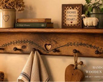 Estante de madera con ganchos, pintado a mano, estilo arte popular: decoración rústica con forma de corazón.