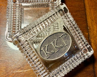 Caja de baratijas de cristal vintage, tapa de peltre con monograma Kappa Kappa Gamma, adorno de ángel.