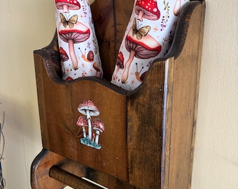 Toallero de pared rústico con forma de seta de los años 70 con paños de cocina.