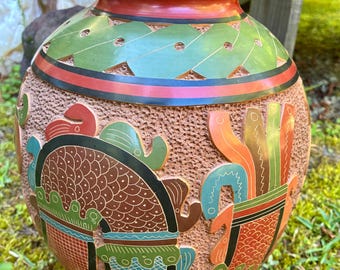 Jarrón de cerámica nicaragüense antiguo, decoración de arte popular grabada a mano, firmado por Roger Calero.