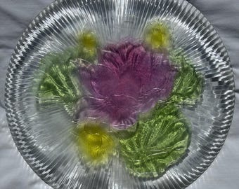 Bandeja de cristal vintage con diseño de flor de loto / Bandeja de servir iridiscente de Malasia con diseño botánico en rosa y verde chartreuse.