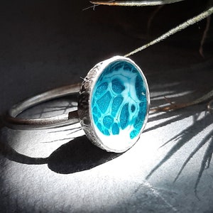 Anillo ligero en plata y esmaltes azules y grises, anillo juvenil contemporáneo y artesanal en azul ideal para cada día y para regalar
