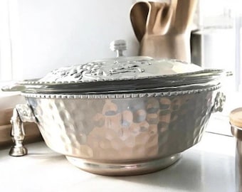 Cazuela vintage NASCO con tapa/portador de aluminio martillado. Para servir. 1208-56
