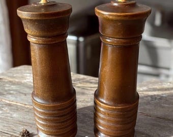 VINTAGE Wood Salt & Pepper Shakers FAST SHIPPING 1847-48