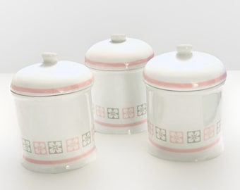 Juego VINTAGE de 3 frascos de boticario con tapas, color blanco y rosa, marca Avon 3514-13.