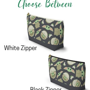 Op de afbeelding: Kies tussen een cosmetische tas met een zwarte of witte rits met een herhalend patroon van een groen personage met grote ogen en een kikker op een donkergrijze achtergrond.