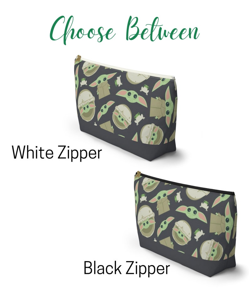 Op de afbeelding: Kies tussen een cosmetische tas met een zwarte of witte rits met een herhalend patroon van een groen personage met grote ogen en een kikker op een donkergrijze achtergrond.