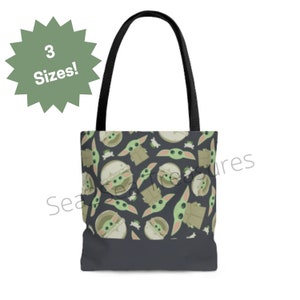 Puede incluir: Una bolsa de mano negra con un patr&oacute;n repetido de personajes de dibujos animados verdes y marrones. La bolsa tiene asas negras y un fondo gris oscuro. El texto "3 tama&ntilde;os!" est&aacute; en una estrella verde.