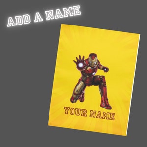 Puede incluir: Un fondo amarillo con un personaje de Iron Man rojo y dorado. El texto "ADD A NAME" est&aacute; en la parte superior de la imagen y "YOUR NAME" est&aacute; en la parte inferior de la imagen.