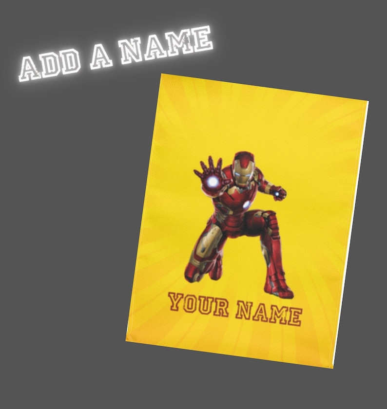 Puede incluir: Un fondo amarillo con un personaje de Iron Man rojo y dorado. El texto "ADD A NAME" est&aacute; en la parte superior de la imagen y "YOUR NAME" est&aacute; en la parte inferior de la imagen.