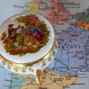 Limoges porcelain courting couple LEC trinket / jewelry / pill box, footed, miniature, France trinket box