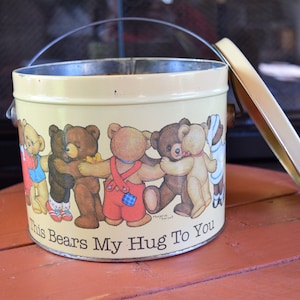 Marjorie Sarnot teddy bear tin can, metal handle, 1984 WSCC, 3 scenes, This Bears My Hug to You, bear tin, vintage storage tin