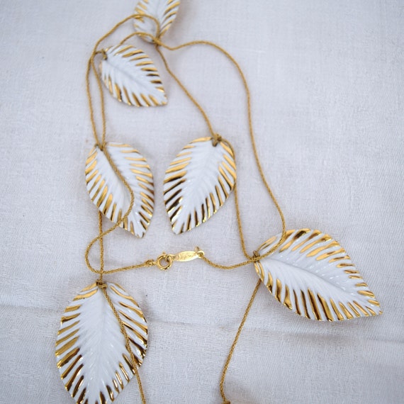 Vintage Napier gold tone/ white enamel leaf neckl… - image 4