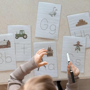 Cartões de rastreamento para crianças pequenas na fazenda | Folhas de exercícios para impressão na pré-escola | Prática de pré-escrita | Tema de fazenda Montessori | Folhas de rastreamento ABC 123