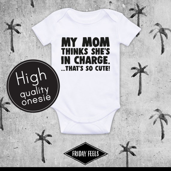 Grappige baby onesie, mijn moeder denkt dat ze de leiding heeft, grappig  citaat, baby outfit, babykleding, bodysuit, babyshower, cadeau, romper,