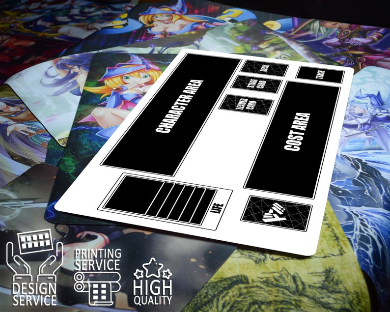 K&ouml;nnte beinhalten: Wei&szlig;es rechteckiges Spielmat mit schwarzen Zonen mit der Aufschrift "Character Area" und "Cost Area". Das Spielmat hat Bereiche f&uuml;r "Life", "Leader Card", "Stage Card", "Deck" und "Trash". Der Hintergrund zeigt farbenfrohe Illustrationen im Anime-Stil. In der linken unteren Ecke steht "Design Service" und "Printing Service".