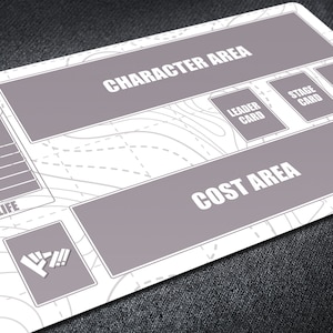 K&ouml;nnte beinhalten: Eine rechteckige Spielmatte mit wei&szlig;em Hintergrund und grauem Design. Die Matte verf&uuml;gt &uuml;ber beschriftete Bereiche f&uuml;r Charaktere, Kosten, Leben und Karten. Der Text "CHARACTER AREA" und "COST AREA" ist deutlich sichtbar.