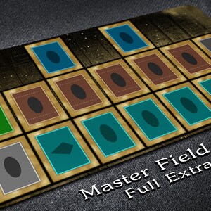 Puede incluir: Un tablero de juego de cartas de color dorado con un fondo negro y una cuadr&iacute;cula de 15 espacios. Cada espacio tiene un borde dorado y un &oacute;valo negro en su interior. Los espacios est&aacute;n dispuestos en una cuadr&iacute;cula de 5x3. El texto "Master Field Full Extra" est&aacute; impreso en la parte inferior del tablero.